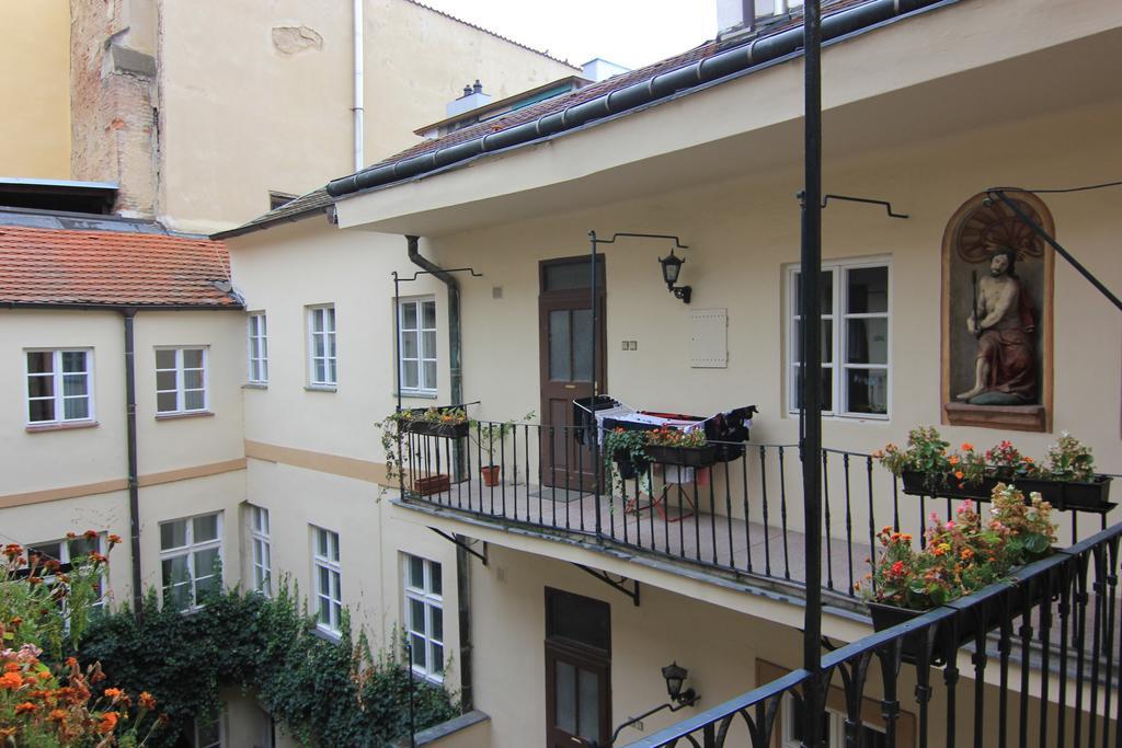 Vlasska House At The 3 Swallows Hotel Prag Eksteriør billede